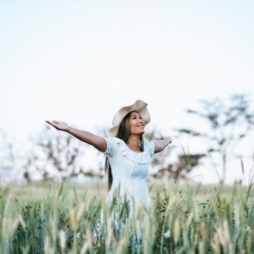 woman-hat-happiness-nature_1150-9374